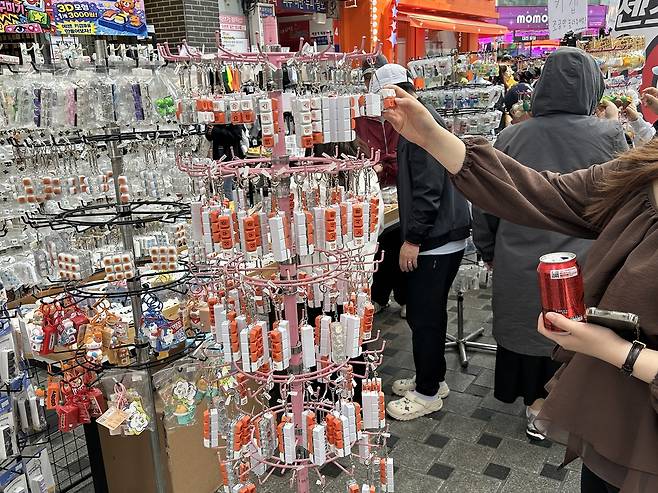 12일 한 시민이 대전 중구 은행동 으능정이거리 노상에 진열돼 있는 키링을 구경하고 있다. 안민기 기자