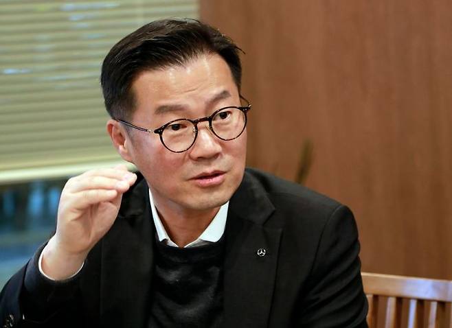 이상국 메르세데스-벤츠 코리아 디지털, 마케팅 및 커뮤니케이션 부문 총괄 부사장이 기자들의 질문에 답하고 있다. ⓒ한국자동차기자협회