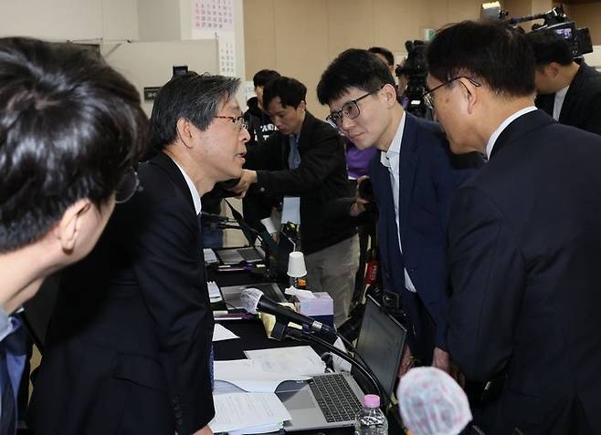 13일 경기 고양 사법연수원에서 열린 전국법관대표회의에서 참석자들이 심각하게 대화하고 있다.ⓒ연합뉴스