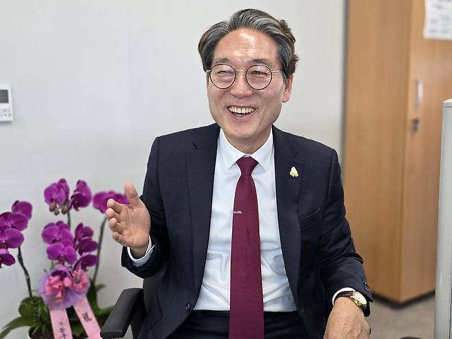 원종하 김해인재양성재단 초대 대표이사가 9일 경남 김해시 재단 집무실에서 진행된 본지와의 인터뷰에서 “청년이 머무는 도시를 넘어 청년들이 김해로 몰려오는데 기여하는 핵심 기관이 되도록 노력하겠다”고 말했다.
김해인재양성재단 제공