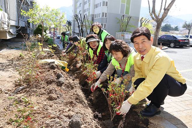 7일 대구 달서구 월성동 월성주공3단지아파트에서 이태훈 달서구청장(맨 앞)을 비롯한 주민과 각 기관 관계자가 정원에 꽃을 심고 있다. 달서구 제공