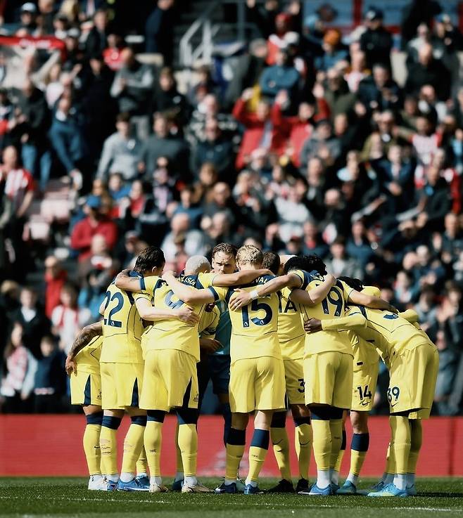 12일 선덜랜드와의 2025~2026시즌 잉글랜드 프리미어리그(EPL) 32라운드 방문경기를 앞두고 모여 결의를 다지고 있는 토트넘 선수들. 사진출처 토트넘 홋스퍼 인스타그램