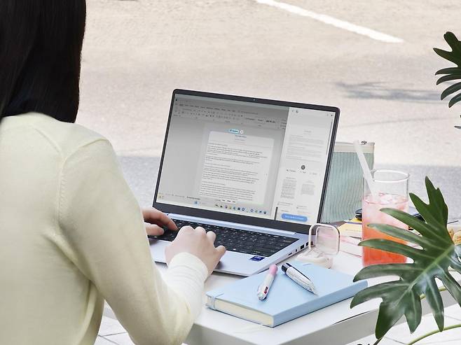 삼성전자가 AI PC ‘갤럭시 북6’를 1일 국내 출시했다고 밝혔다.  최신 프로세서를 탑재해 성능과 완성도를 높인 ‘갤럭시 북6’는 40.6cm(16형)과 35.6cm(14형) 두 가지 사이즈로 출시된다. 사진은 갤럭시 북6의 실시간 번역 기능으로 콘텐츠를 번역하는 모습. 2026.04.01 삼성전자 제공