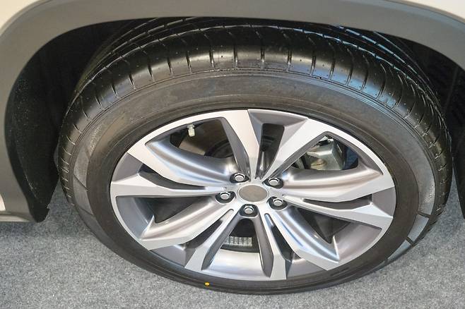 전기차는 배터리 무게와 강력한 토크로 인해 타이어 마모가 내연기관차보다 20% 빠른 것으로 알려져 있다. 사진=게티이미지뱅크