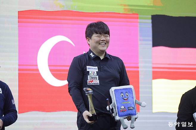 조명우가 13일 콜롬비아에서 열린 2026 보고타 3쿠션 당구월드컵 결승에서 승리한 뒤 우승 트로피를 들고 카메라 앞에 섰다. 대한당구연맹 제공