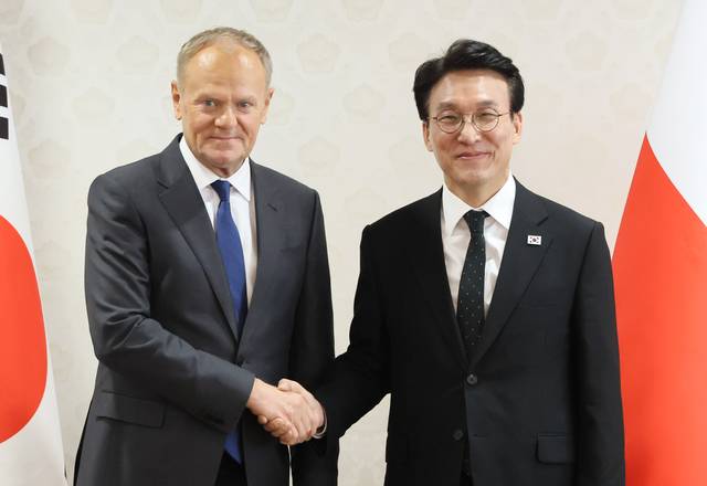 김민석 국무총리가 13일 서울 종로구 정부서울청사에서 도날트 투스크 폴란드 총리와 회담을 하기에 앞서 악수하고 있다. [연합뉴스]