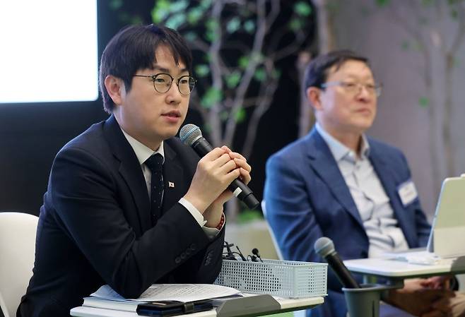 하정우 AI미래기획수석이 지난 10일 서울 강남구 역삼동 GS타워에서 열린 AI 혁신위원회 3차 회의에서 모두 발언을 하고 있다. 뉴스1