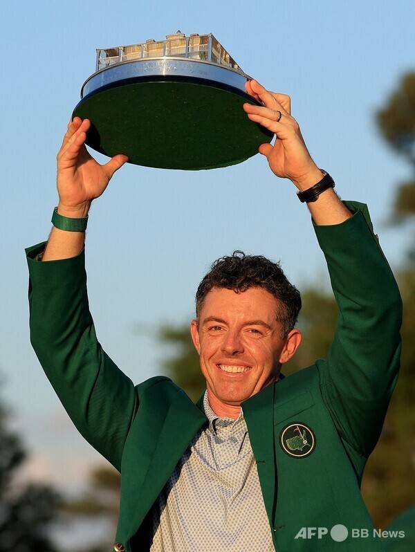 2026년 남자골프 메이저 대회 마스터스 토너먼트에 출전한 미국프로골프(PGA) 투어 멤버인 디펜딩 챔피언 로리 맥길로이(북아일랜드)가 2년 연속 우승에 성공했다. 사진은 로리 맥길로이가 우승 트로피를 들고 기념 촬영하는 모습이다. 사진제공=ⓒAFPBBNews = News1 (사진을 무단으로 사용하지 마십시오.)