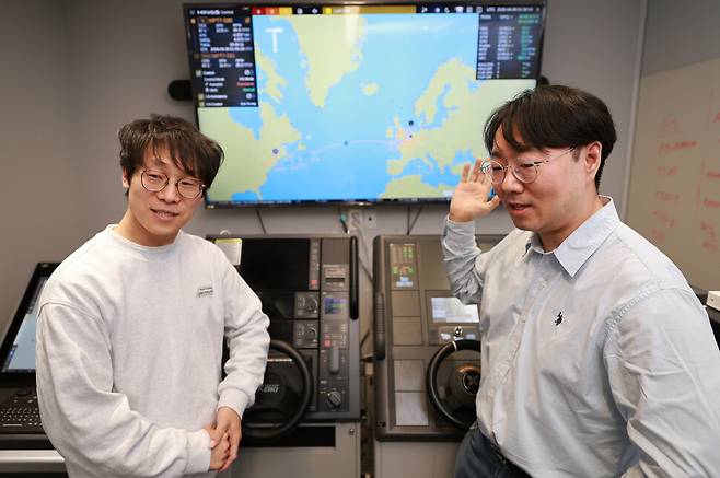 HD현대 그룹의 자율운항 선박 자회사 아비커스 이호진 통합상황인지연구팀 팀장(왼쪽)과 유원철 자율운항제어연구팀 책임연구원이 9일 오전 서울 강남구 역삼동 아비커스 사무실에서 한겨레와 인터뷰 하고 있다. 정용일 선임기자 yongil@hani.co.kr