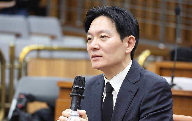 박상용 인천지검 부부장검사가 2026년 4월7일 국회에서 ‘윤석열 정권 정치검찰 조작 기소 의혹 사건 진상규명 국정조사특별위원회’ 전체회의가 열리는 동안 국민의힘 위원들이 따로 마련한 ‘청문회’에 참석해 발언하고 있다. 한겨레 김정효 기자 hyopd@hani.co.kr