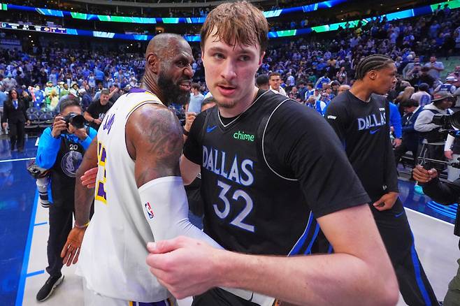 <yonhap photo-3480=""> Dallas Mavericks forward Cooper Flagg (32) and Los Angeles Lakers forward LeBron James (23) hug at the end of their NBA basketball game in Dallas, Sunday, April 5, 2026. (AP Photo/LM Otero)/2026-04-06 11:48:01/ <저작권자 ⓒ 1980~2026 ㈜연합뉴스. 무단 전재 재배포 금지, AI 학습 및 활용 금지></yonhap>