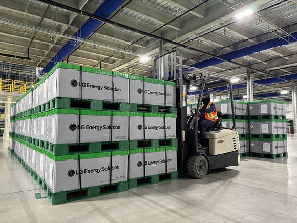 LG에너지솔루션 캐나다 '넥스트스타 에너지' 공장에서 ESS 제품이 출하되는 모습. [사진=LG에너지솔루션]
