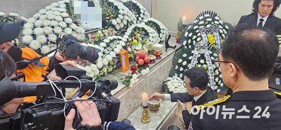 김민석 총리가 완도수산물 냉동창고 화재 현장에서 순직한 소방관에게 조문을 하고 있다. [사진=한승엽기자]