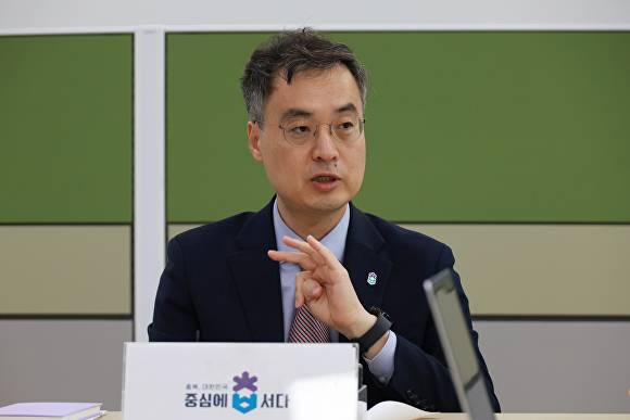 13일 충북도청 기자실에서 이복원 경제부지사가 청년고용 정책을 설명하고 있다. [사진=충북도]