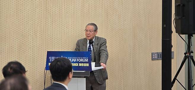 히가시 테리 라피더스 회장은 일본 반도체 장비 기업 도쿄일렉트론 회장 겸 최고경영자(CEO)를 지낸 인물로, 일본 반도체 부활을 이끄는 상징적 인물로 평가받는다. 박영우 기자