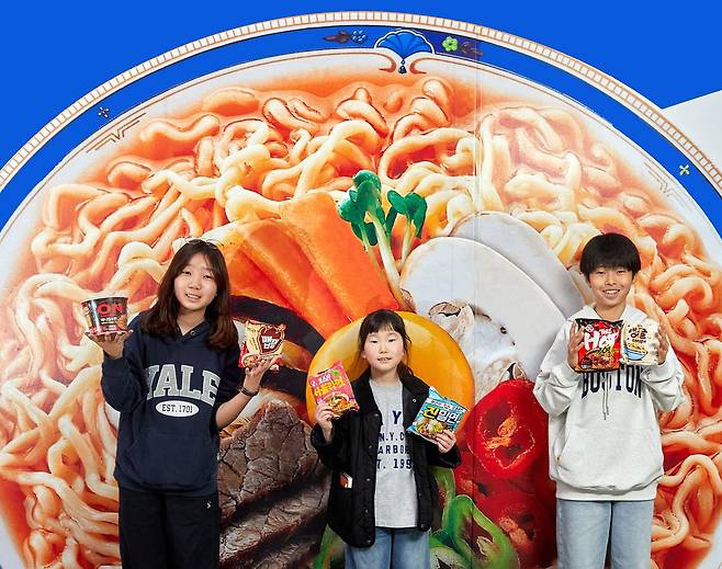 박서현·김서은·곽준혁(왼쪽부터) 학생기자가 ‘2026 대한민국 라면박람회’ 현장을 찾아 K-라면의 인기 비결과 발전 방향에 대해 알아봤다.