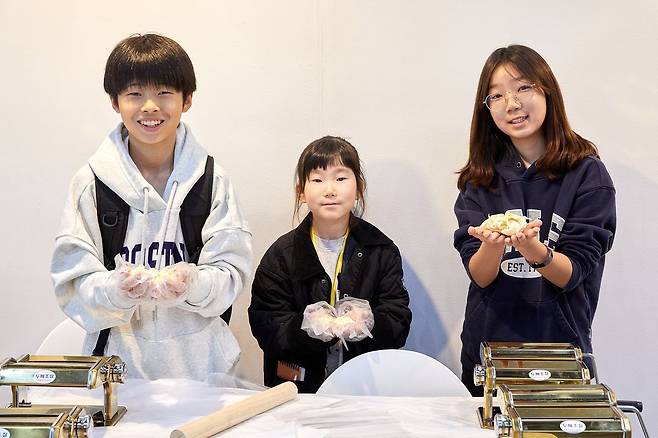 반죽을 밀대로 펴준 다음 제면기에 넣고, 소면·칼국수면 등 다양한 면을 뽑아보는 제면 체험에도 참여했다.