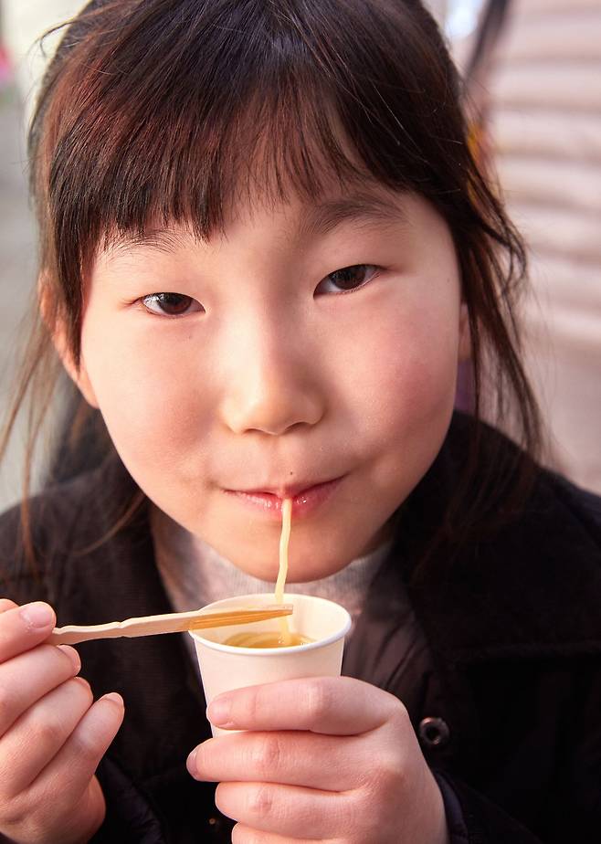 이색 라면을 시식하고 있는 김서은 학생기자.