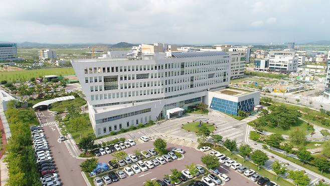 13일 오전 충남 계룡시의 한 고등학교 교장실에서 고3 학생이 교사를 흉기를 찌른 사건이 발생해 경찰이 수사에 나섰다. 교육당국도 학교 측과 교사를 대상으로 조사 중이다. [사진 충남교육청]