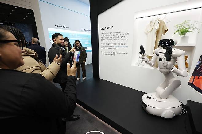 지난 3월 11일 서울 강남구 코엑스에서 열린 배터리 산업 전시회 '인터배터리 2026'에서 외국인 참관객들이 LG에너지솔루션 부스에 전시된 로봇을 살펴보고 있다. 연합뉴스