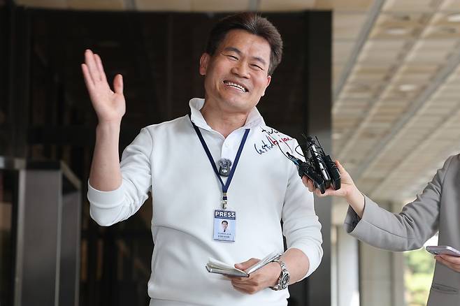 보수 성향 유튜버 전한길씨가 13일 이재명 대통령과 이준석 개혁신당 대표 관련 명예훼손 등의 혐의로 구속영장 청구 전 피의자 조사를 받기 위해 서울 서초구 서울중앙지방검찰청으로 출석하며 입장을 밝히고 있다. 뉴스1