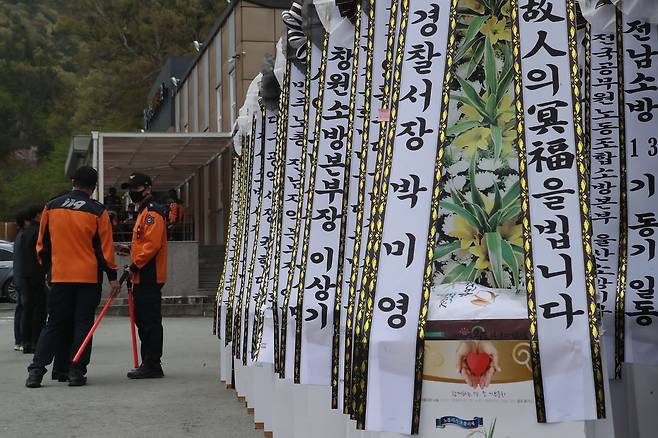 13일 전남 완도군 대성병원 장례식장에서 소방대원들의 조문 행렬이 이어지고 있다. 해당 장례식장에는 전날 냉동창고 화재 진압 중 순직한 박승원 소방경과 노태영 소방교의 빈소가 마련됐다. 뉴스1