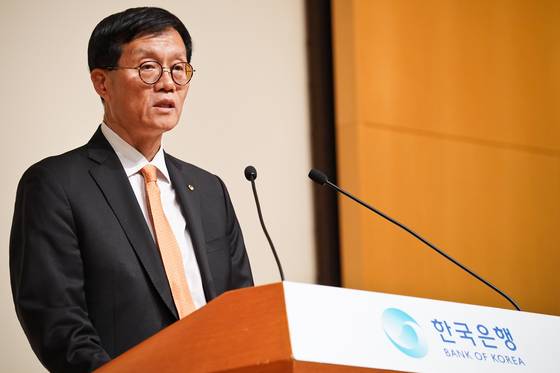 2022년 4월 21일 오후 서울 중구 부영태평빌딩 컨벤션홀에서 열린 이창용 한국은행 신임 총재 취임식에서 이 총재가 취임사를 하고 있다. 연합뉴스