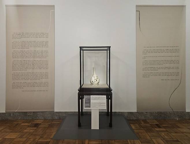 백자청화철채동채초충난국문병(국보)이 전시된 모습. ⓒ 간송미술문화재단