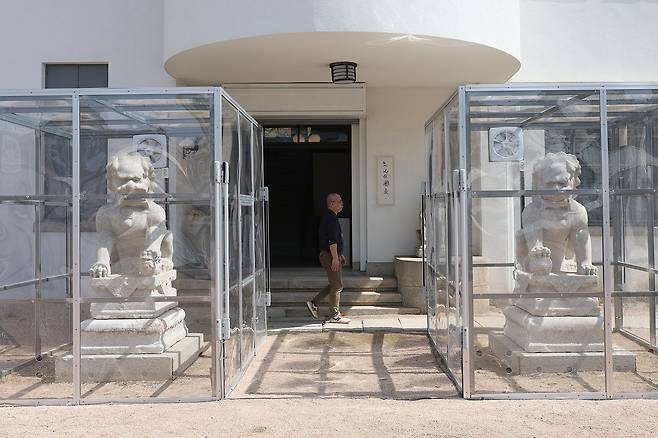 13일 서울 성북구 간송미술관에서 열린 2026 봄 특별 전시 '문화보국文化保國: 신념으로 지켜낸 우리의 얼' 기자간담회에서 참석자가 '석사자상'을 둘러보고 있다. 간송미술관이 보화각이라는 이름으로 개관할 초기부터 입구에 있던 이들 청나라 석사자상은 중국으로 기증돼 돌아갈 예정이다. 연합뉴스