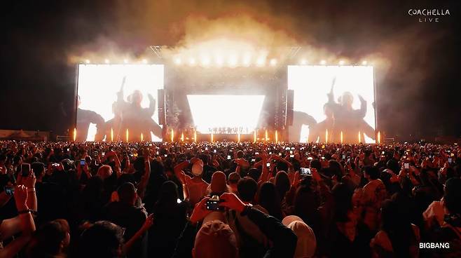 12일(현지시간) 미국 캘리포니아주 인디오에서 열린 코첼라 페스티벌에서 관객들이 빅뱅의 무대를 보며 환호성을 지르고 있다. [코첼라 유튜브 캡처]