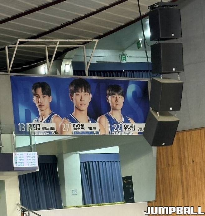 ▲당시 현장에 있던 기자는 이 노래가 울려퍼지자마자 이 사진을 찍었다.