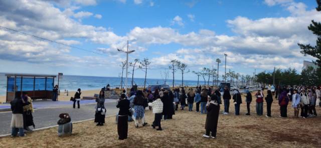 ▲ 강릉시 주문진에 위치한 BTS 버스정류장에 9일부터 국내외 BTS팬들이 찾아 관광특수를 누리고 있다.