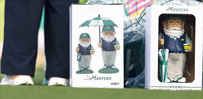 한 패트런이 미국 조지아주 오거스타 내셔널GC에서 놈 인형 등 마스터스 대회 기념품을 구입한 뒤 바닥에 내려두고 있다.  마스터스 조직위원회 제공