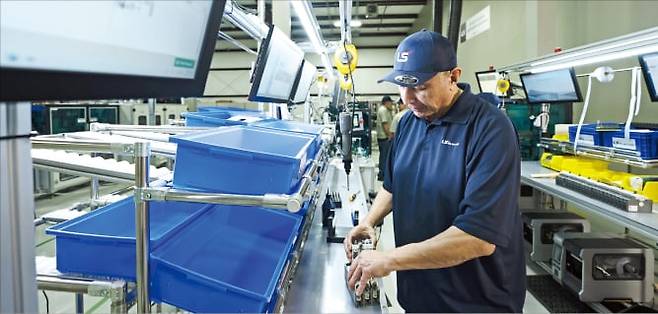 LS일렉트릭 미국 텍사스 배스트럽 캠퍼스에서 현장 직원이 배전반 설비를 점검하고 있다. /한경DB