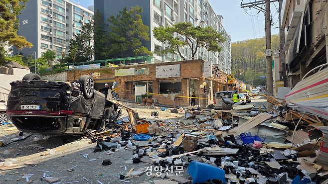 충북 청주시 흥덕구 봉명동 한 상가에서 13일 새벽 3시 59분쯤 가스 누출로 추정되는 폭발사고가 발생해 15명이 다쳤다. 사진은 사고 현장 모습. 이삭 기자.