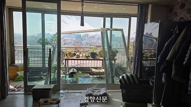 충북 청주시 흥덕구 봉명동 한 상가에서 13일 새벽 3시 59분쯤 가스 누출로 추정되는 폭발사고가 발생해 15명이 다쳤다. 사진은 사고 충격으로 피해를 입은 아파트 내부 모습. 이삭 기자.