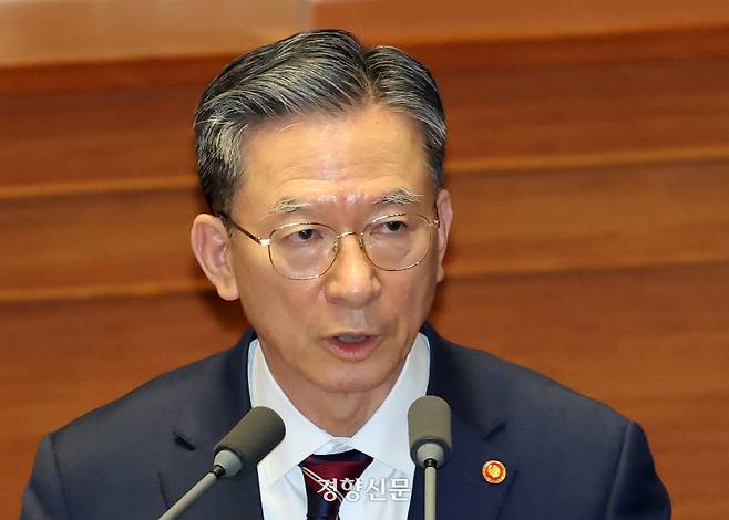 정성호 법무부 장관이 13일 국회 본회의 교육·사회·문화 분야 대정부질문에서 의원 질의에 답하고 있다. 박민규 선임기자