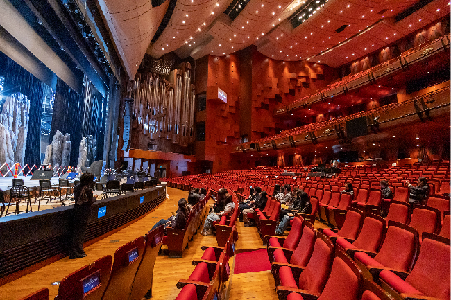 Yoo Jung-ah, a former TV news anchor speaks to participants during Sejong Center's backstage tour program for international visitor inside the Grand Theater of the Sejong Center for the Performing Arts in central Seoul on Thursday. (SCPA)