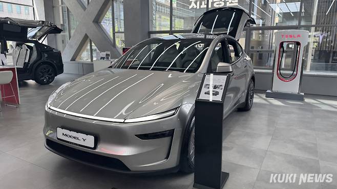 테슬라 코리아가 지난 3일 출시한 모델 Y L이 테슬라 강남 전시장에 전시되어 있다. 김수지 기자&nbsp;