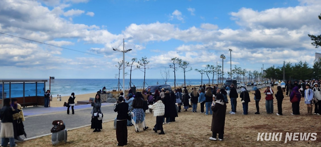 최근 강릉지역엔 경포·솔올·남산 등 3대 벚꽃축제가 열려 국내 62만여명의 관광객들이 다녀간데 이어 고양에서 열린 BTS콘서트의 영향으로 한류 관광지로 입소문 난 주문진 BTS 버스정류장을 찾는 외국인 관광객의 발걸음이 끊임없이 이어지는 등 국내외 관광객의 방문이 눈에 띄게 증가하고 있다. 주문진 BTS버스정류장 모습. 전인수