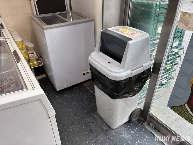 서울 시내 한 세븐일레븐 매장의 쓰레기통에 비닐 봉투가 씌워져 있다. 이다빈 기자&nbsp;