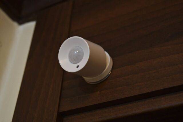 모션·조도 센서는 움직임과 빛의 세기를 감지해 사람이 지나갈 때 조명을 켜고 주변이 어두워지면 거실 커튼을 닫게 한다.