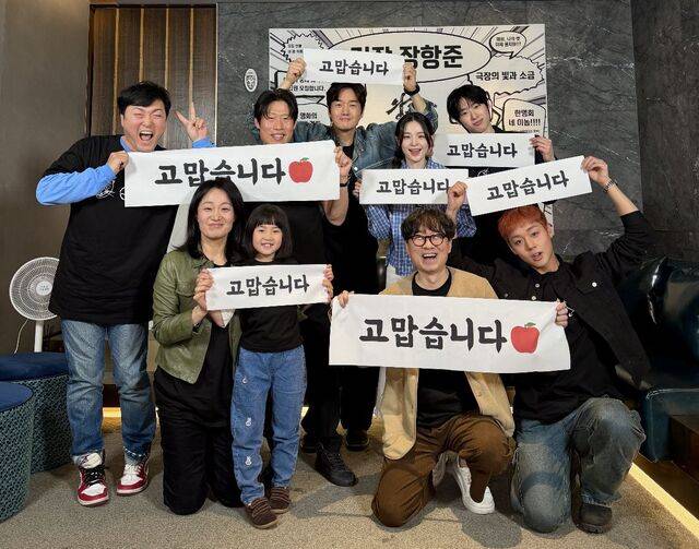 영화 ‘왕과 사는 남자’ 감독과 배우들이 감사 인사를 하고 있다. 쇼박스 제공