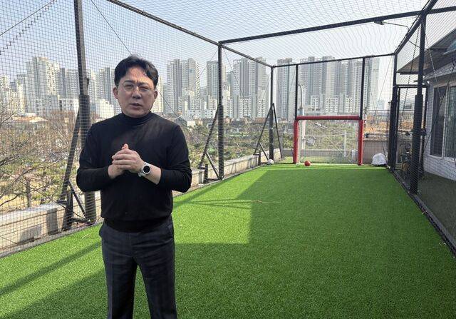 김진오 한빛교회 목사가 최근 서울 송파구 교회에 만든 풋살장에서 다음세대를 위한 교회의 비전에 대해 설명하고 있다.