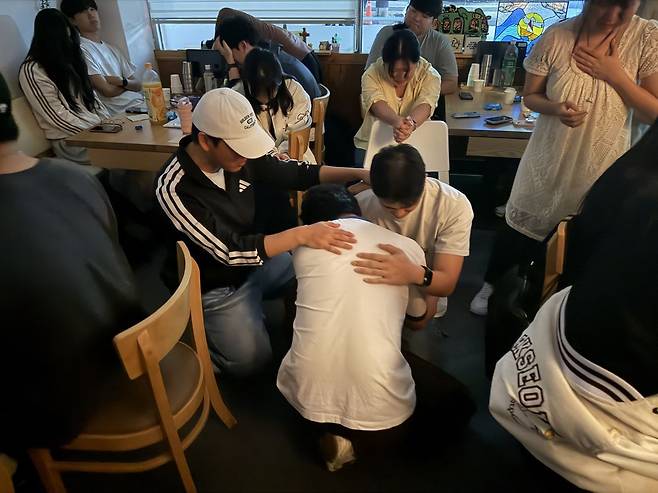 백석대 인근 식당에서 화요일 저녁마다 모이는 ‘PM 기도모임’에서 학생들이 무릎을 꿇고 서로를 위해 기도하고 있다. 백석대 제공