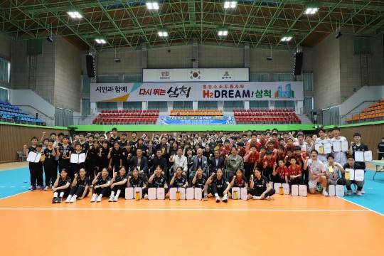 13일 끝난 2026 한국중고배구 1차 연맹전에서 입상한 선수와 연맹 관계자들이 기념포즈를 취하고 있다. [한국중고배구연맹 제공]