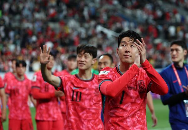 ▲2025년 6월10일 서울월드컵경기장에서 열린 2026 북중미 월드컵 아시아 3차 예선 최종전 한국과 쿠웨이트의 경기. 11회 연속 월드컵 본선 진출에 성공한 한국 대표팀의 주장 손흥민이 그라운드를 돌며 팬들에게 인사하고 있다. ⓒ연합뉴스