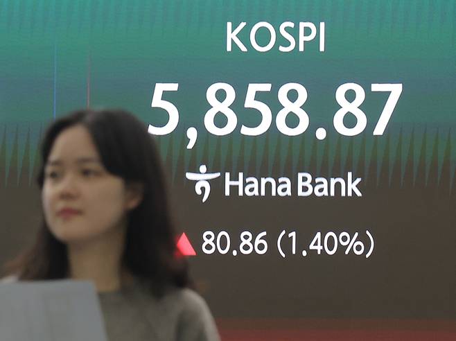 지난 10일 5858.87으로 마감한 코스피. 국내 증시는 전쟁 불안감에 한때 5000선이 위협받기도 했지만 다시 5700~5800선으로 회복했다. [연합뉴스]