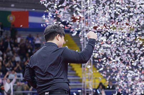 세계1위 조명우가 13일 오전(한국시간) 열린 콜롬비아 보고타3쿠션월드컵 결승에서 ‘디펜딩챔피언’ 트란탄룩(베트남)을 50:35로 물리치고 우승했다. 마지막 50점을 채우며 우승을 확정한  조명우가 주먹을 쥐며 세리모니 하는 사이 우승을 축하하는 꽃가루가 쏟아지고 있다. (사진=SOOP)