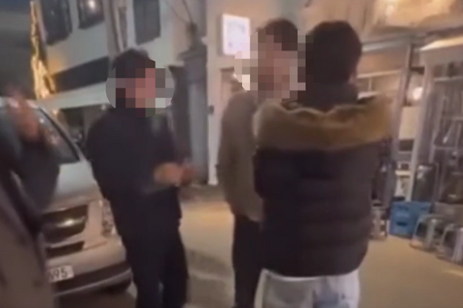 프로야구 롯데자이언츠 소속 투수가 여성 팬을 향한 외모 비하 발언으로 논란이 일고 있다. [사진출처 = 영상캡처]